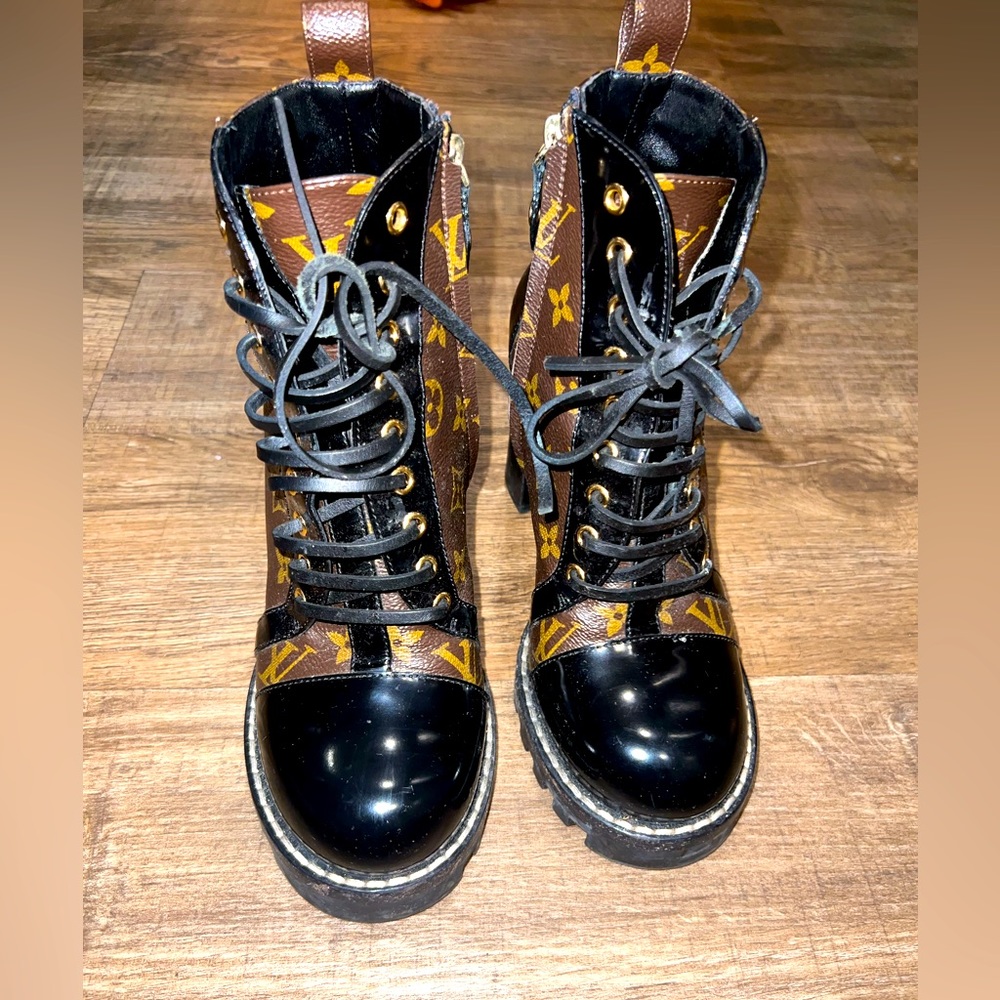 Slightly worn Christian Louboutin women shoes